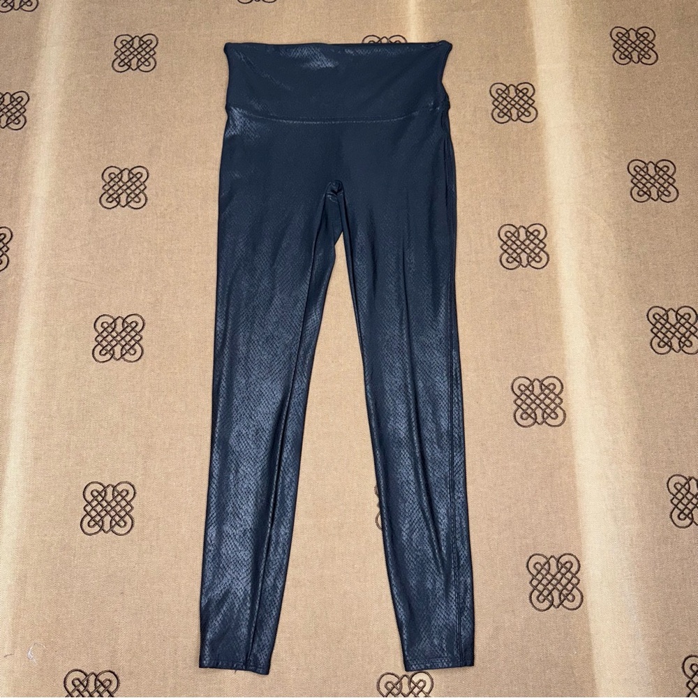 SPANX Faux Leather Croc Legging In Metallic Black Size L
In Excellent Condition - Picture 2 of 15